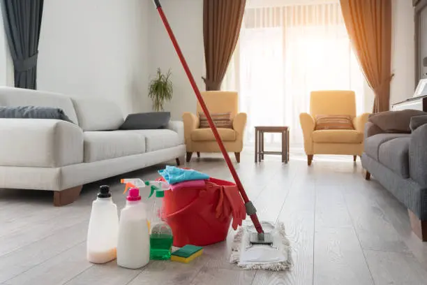 Porządnie zorganizowany sprzęt sprzątający, gotowy do użycia podczas codziennego sprzątania domu w Chicago.