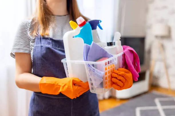 Zdjęcie pokazujące zestaw skutecznych środków czystości i narzędzi do sprzątania domu, które pomagają unikać błędów podczas sprzątania.